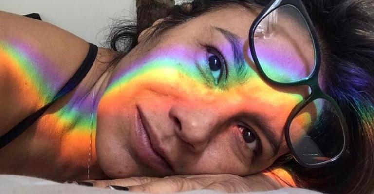 Em clique preto e branco, Dira Paes surge belíssima e arranca elogios: ”Maravilhosa”