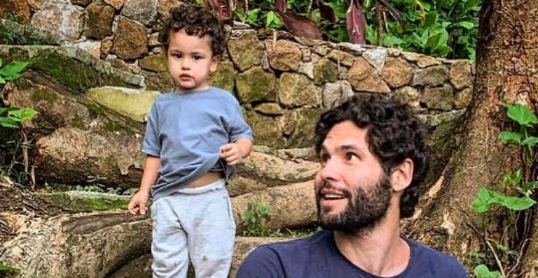 Dudu Azevedo se diverte treinando boxe com o filho e web reage: ”Que fofura”