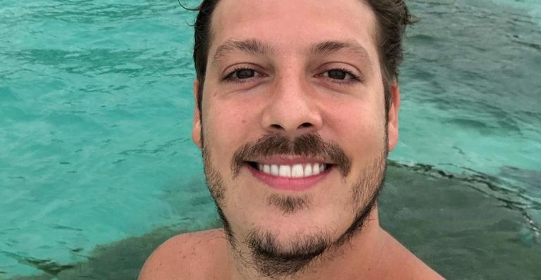 Fábio Porchat dá beijão na esposa durante viagem paradisíaca: ”Eu tô felizão aqui”