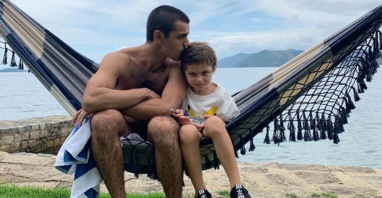 Felipe Simas escreve texto emocionante no aniversário de seu filho mais velho