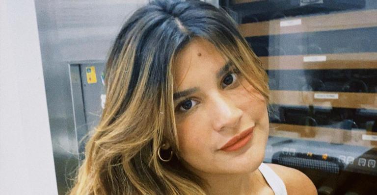 Giulia Costa dá o que falar ao posar com um lindo vestido vermelho e acessórios grifados