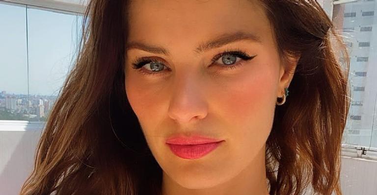 Isabeli Fontana posa com look transparente e se destaca na web