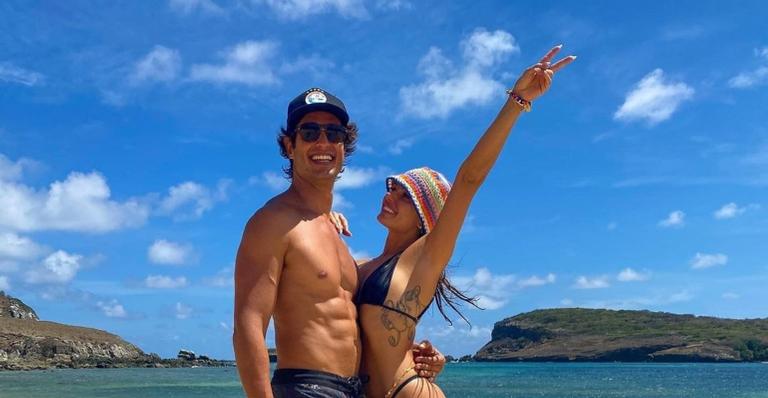 Isis Valverde compartilha cliques românticos com o marido, André Resende: ”Dia do beijo”