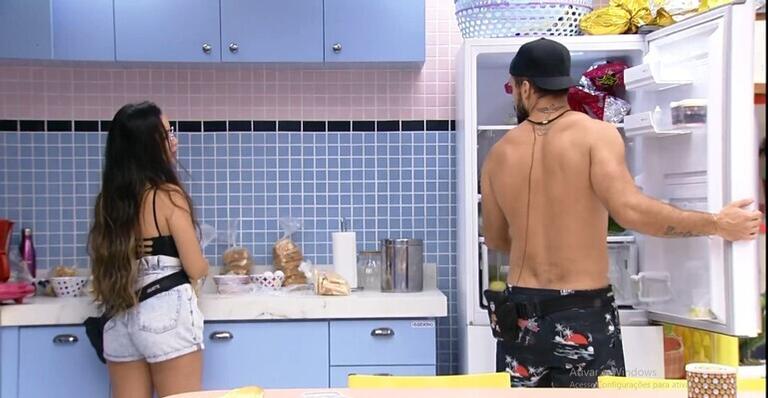 BBB21: Juliette tenta pintar cabelo de Arthur e brinca: ”Projota mandou”