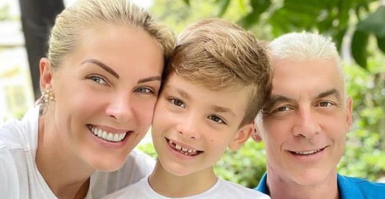Marido de Ana Hickmann posta vídeo do filho contando que o dente caiu e se derrete: ”Te amo”