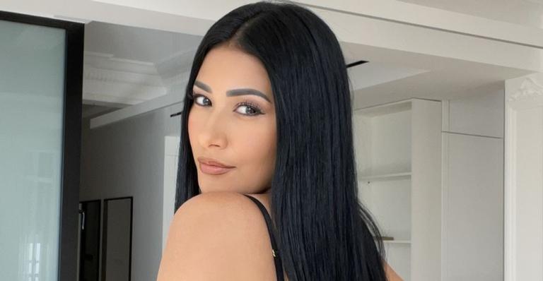 De top, Simaria exibe curvas esculturais em clique empoderado: ”Kim Kardashian?”