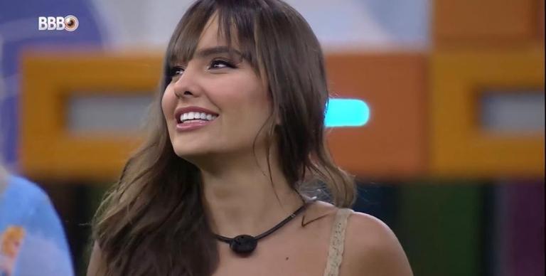 BBB21: Thais comemora banho sem biquíni após eliminação: ”É incrível”