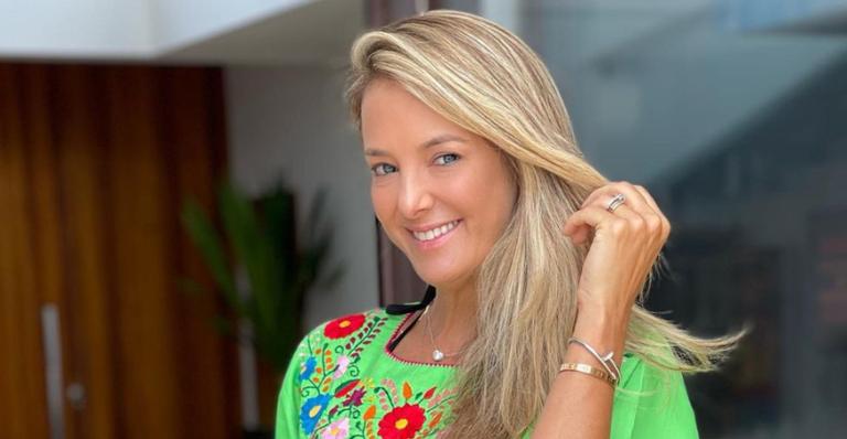 Ticiane Pinheiro esbanja beleza ao posar com look azul no estúdio do ‘Hoje em Dia’
