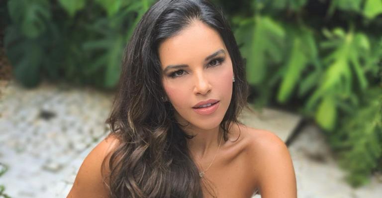 Tomando banho de mar, Mariana Rios solta a voz e ganha elogios: ”Sereia”