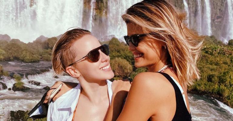 Vitória Strada publica registro romântico com Marcella Rica na piscina: ”Beijar é bom, né?”