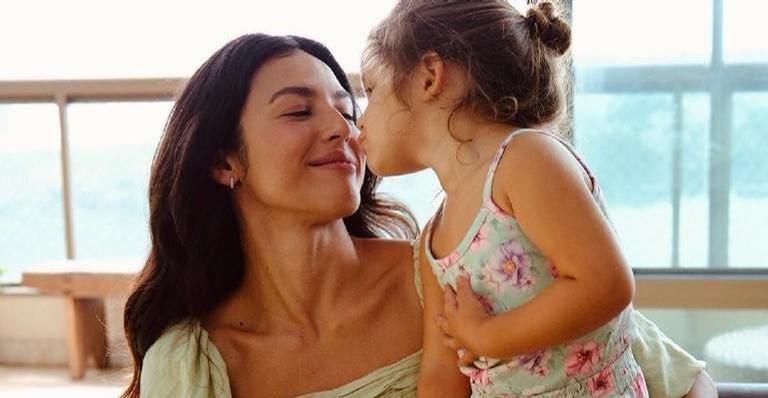 Yanna Lavigne publica registro com a filha e se declara: ”Feliz e transformador estar ao seu lado”