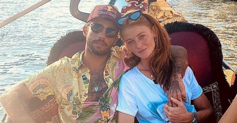 Após oficializar união com Cintia Dicker, Pedro Scooby exibe alianças: ”Mr & Mrs Vianna”