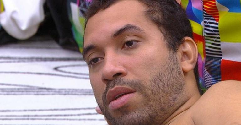 BBB21: Gilberto confessa preocupação com o paredão: ”Tenho o risco de ser indicado direto”