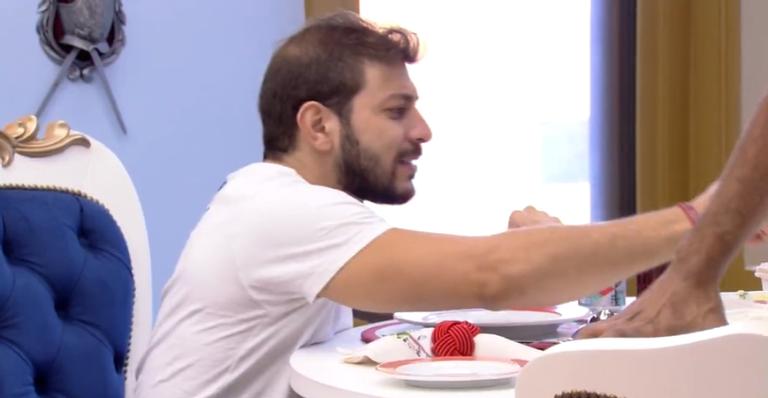 BBB21: Durante almoço, Caio fala de Gilberto: ‘Na cabeça dele, tem que aproximar por causa de voto’