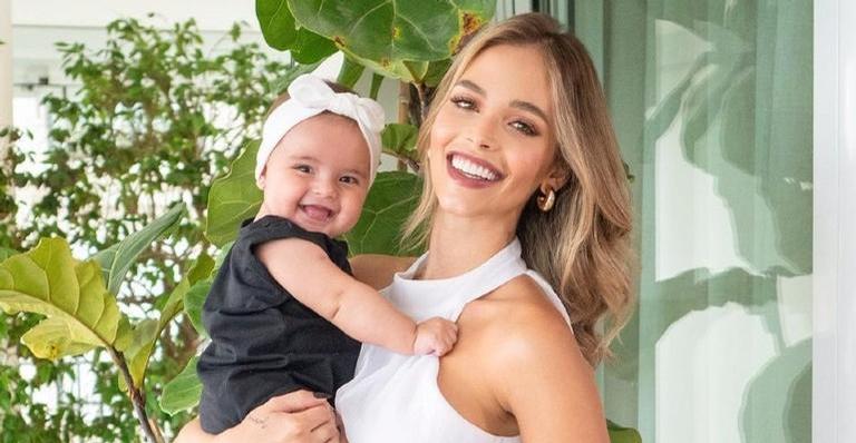 Carol Dias encanta a web ao mostrar a filha, Esther, sorrindo: ”Pensa numa criança feliz”