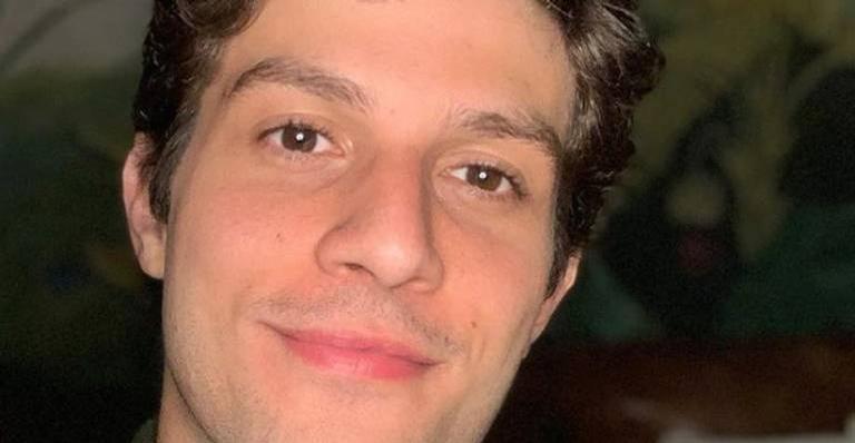 Chay Suede relembra gravações de Império na França: ”TBT de 2014”
