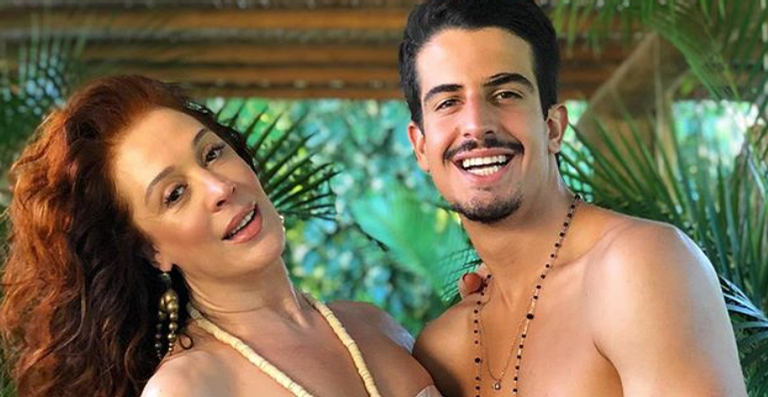 Claudia Raia publica vídeo divertido com Enzo Celulari e se declara: ”O melhor presente da vida!”