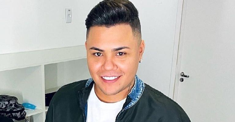 Felipe Araújo relembra clique do Carnaval ao lado de Zico: ”Que rolê”