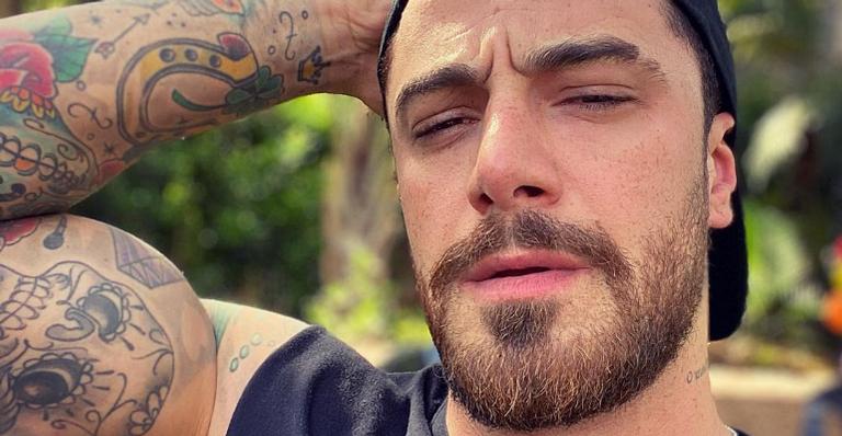 Só de cueca, Felipe Titto exibe corpo musculoso e detalhe chama atenção da web: ”Olhei mesmo”