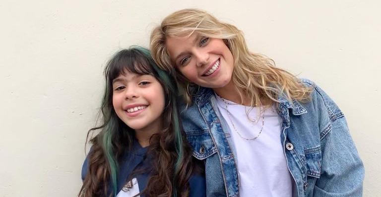 Isabella Santoni adota gatinho para a irmã caçula: ”Foi marcante ver os olhinhos dela brilhando”
