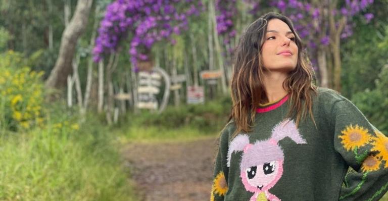 De biquíni, Isis Valverde exibe corpo escultural em sequência deslumbrante de cliques: ”Linda”