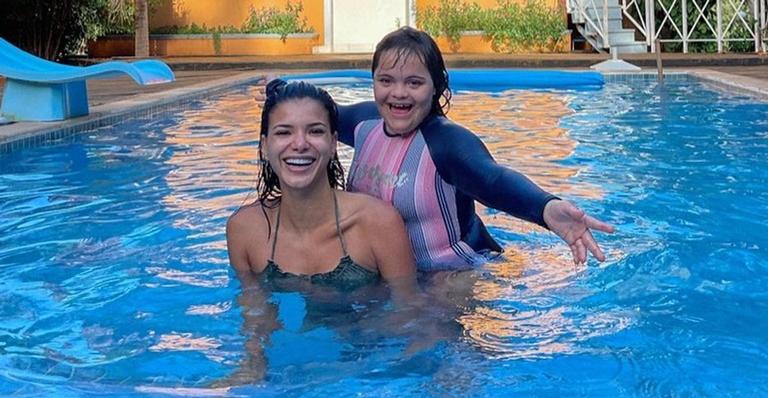 Jakelyne Oliveira posa com a irmã e se declara: ”É o grande amor da minha vida”