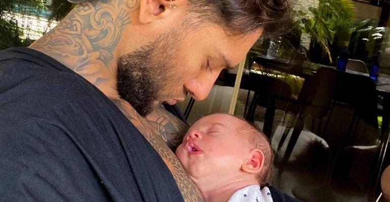 Lucas Lucco e o filho são flagrados bocejando em clique e o cantor faz brincadeira