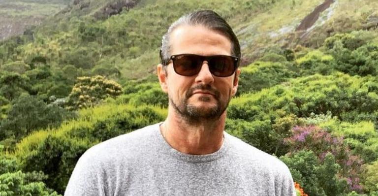 Marcelo Serrado posta clique antigo lutando e desabafa: ”Saudades de um treino”