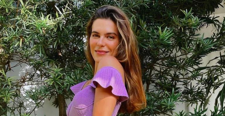 Mariana Goldfarb esbanja a beleza de seus traços em novo clique: ”Me conta de você”