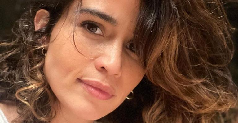 Sem maquiagem, Nanda Costa posa deitada na cama e deixa web boquiaberta com beleza: ”Linda”