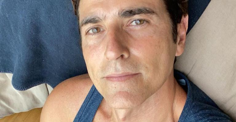 Reynaldo Gianecchini surge de cabelo comprido em foto do passado e fãs reagem: ”Lindo sempre”