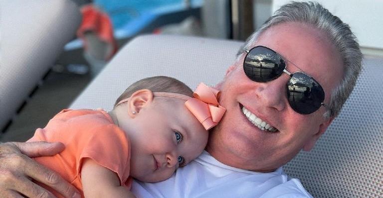 No México, Roberto Justus posa com a filha, Vicky, na piscina: ”Curtindo esse dia lindo com ela”
