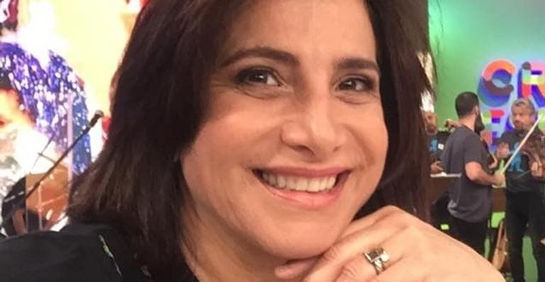 Totia Meireles é vacinada contra Covid-19: ”Viva o SUS”