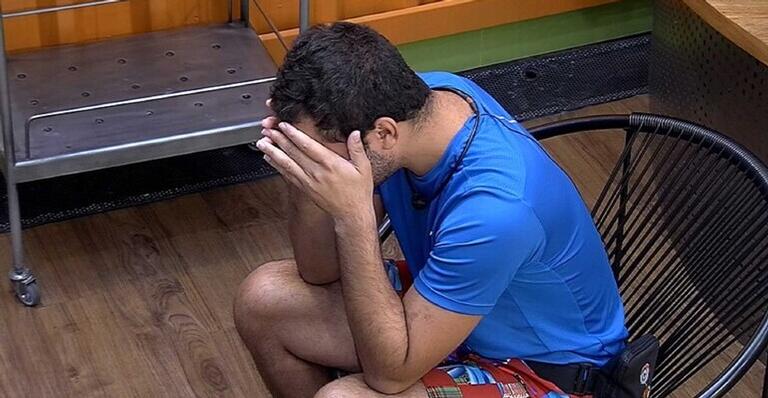 BBB21: Após desentendimento com brother, Gilberto chora sozinho: ”Não aguento mais”