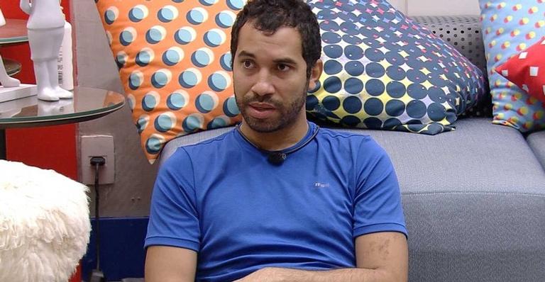 BBB21: Gilberto conversa com Arthur e dispara: ”A gente está no paredão junto”