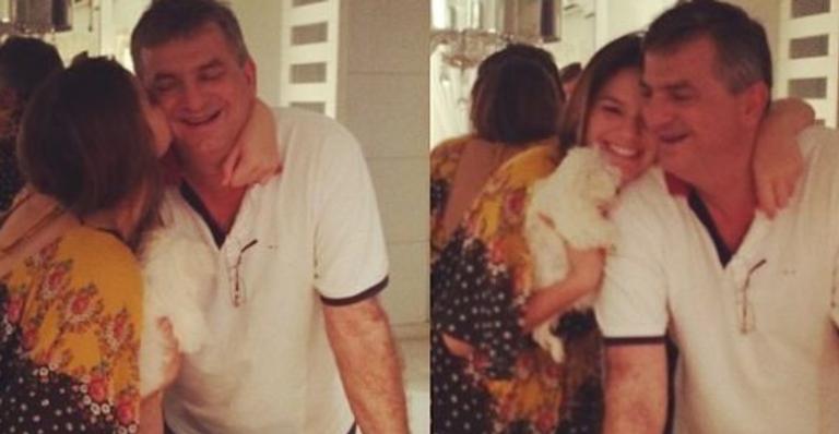 Bruna Marquezine celebra aniversário do pai com homenagem na web: ”Te amo”