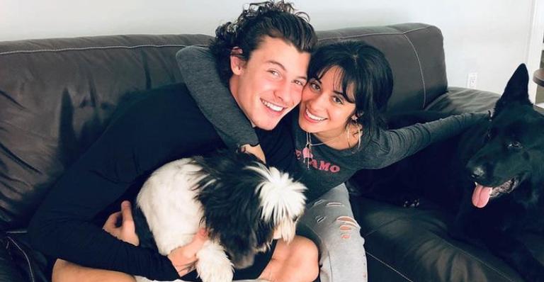 Camila Cabello posa para momento fofo com Shawn Mendes: ”Meu bebê”