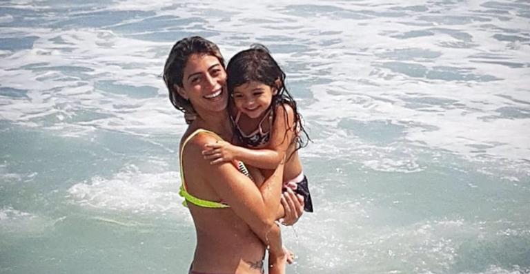 Carol Castro encanta ao resgatar antigo clique com a filha: ”Aquecer os corações com mini Ninoca”