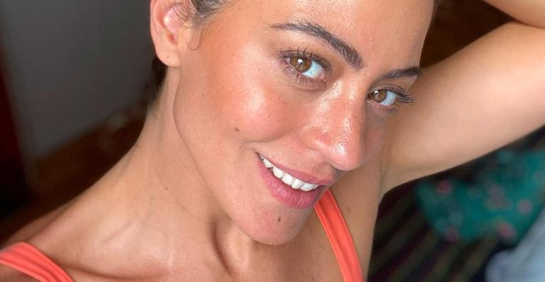 Carol Castro se refresca só de biquíni e arranca suspiros da web: ”Rainha”