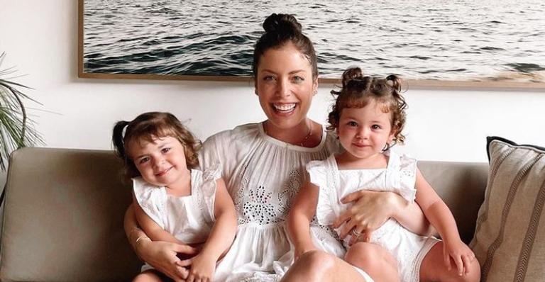 Fabiana Justus se derrete ao postar clique fofo das filhas se abraçando: ”Melhores amigas”