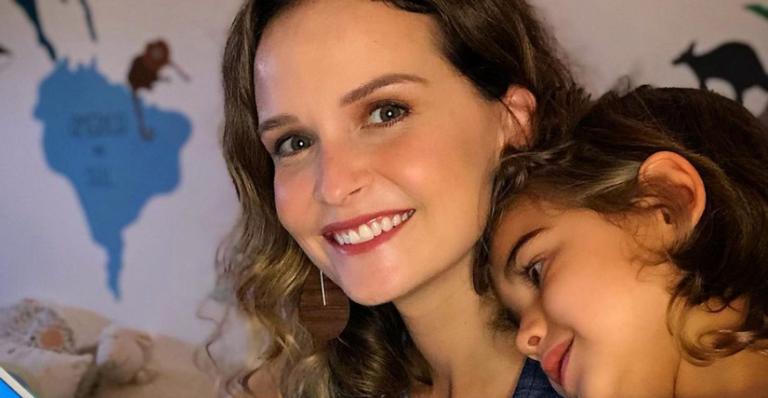 Fernanda Rodrigues surge exausta ao lado do filho durante aula on-line: ”Assim vamos indo…”