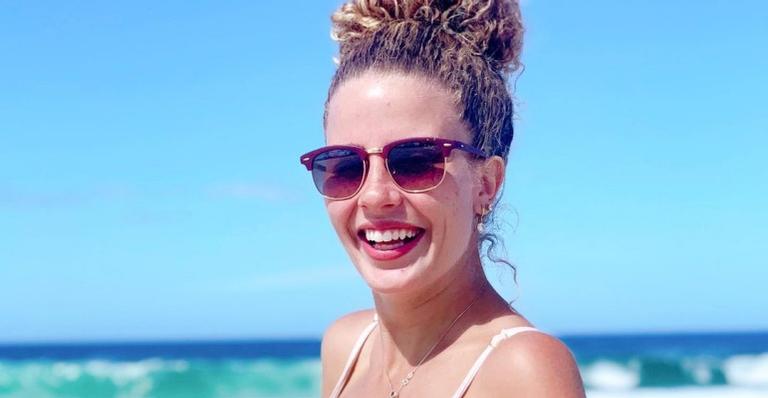 Grávida, Debby Lagranha posa de biquíni e exibe barriguinha: ”Linda”