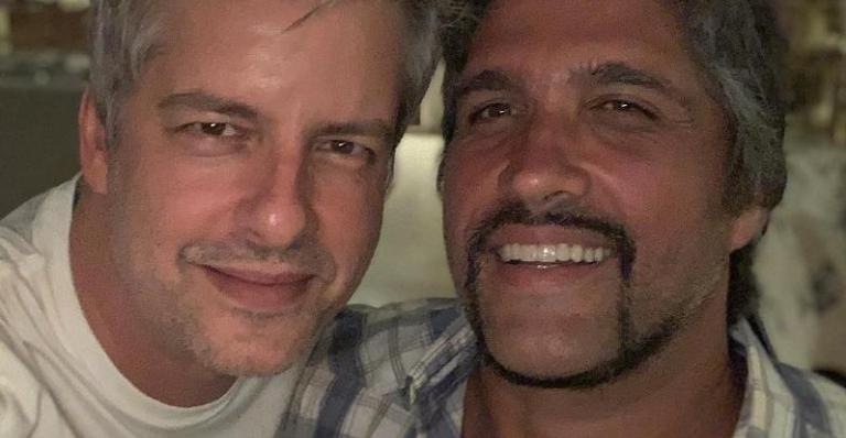 Léo Chaves celebra aniversário de 46 anos do irmão, Victor, e se declara: ”Amo você”