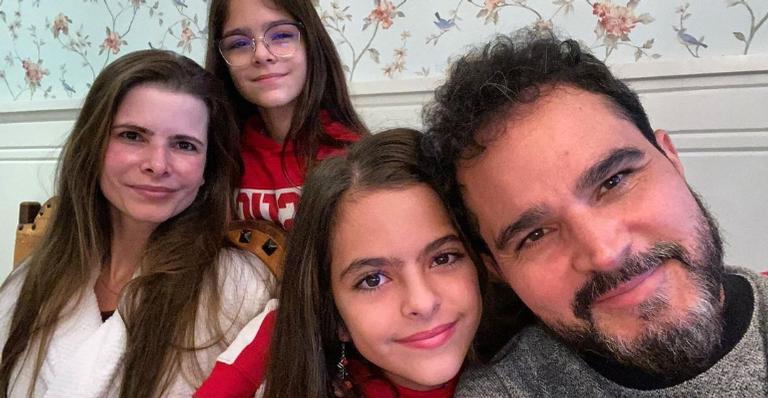 Luciano Camargo e Flávia ajudam as filhas nas provas da escola: ”A nota mais baixa é 9,5”