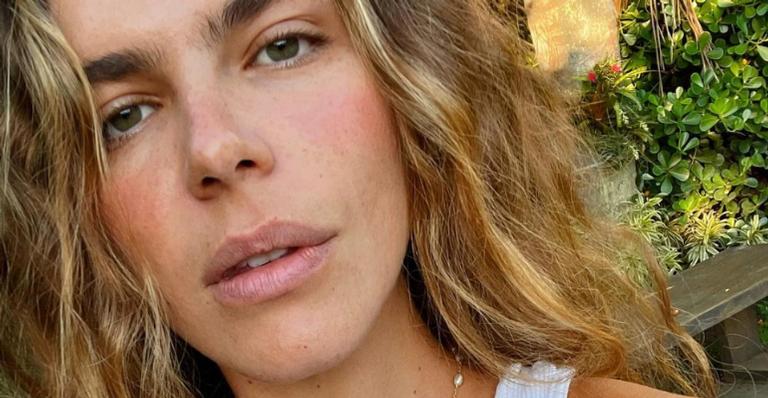 Mariana Goldfarb encanta ao exibir madeixas mais volumosas
