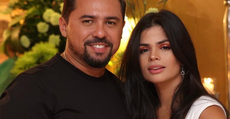 Na praia, Xand Avião se derrete pela esposa, Isabele Temóteo: ”Eu e você até o fim”