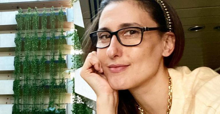 Paola Carosella recebe placa de 1 milhão de inscritos do Youtube e agradece nas redes sociais