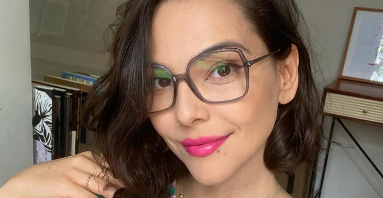 Ao posar para linda selfie, Tainá Müller reflete sobre a volta às aulas presenciais do filho