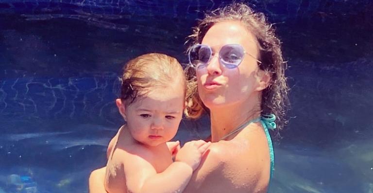 Tata Werneck exibe clique fofo de Clara Maria fazendo joinha e brinca: ”É parecida com quem?”