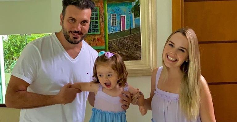 Esperando sua segunda filha, Thaeme posa com Fábio Elias e brinca: ”O susto do papai”